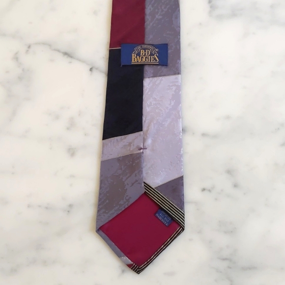 NWOT. B.D Baggies 100% Silk Tie with Multicolor Design Pattern. - Picture 5 of 5